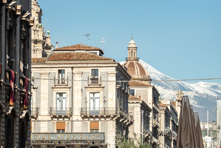 Catania, háttérben az Etna