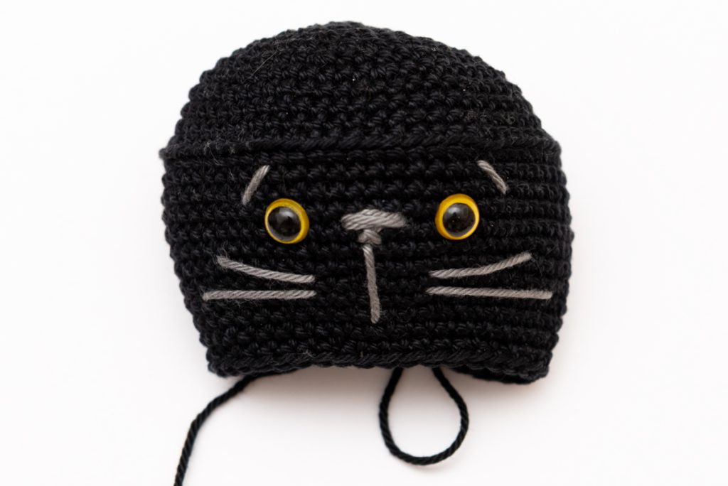 Fekete macsak amigurumi - ingyenes horgolásminta