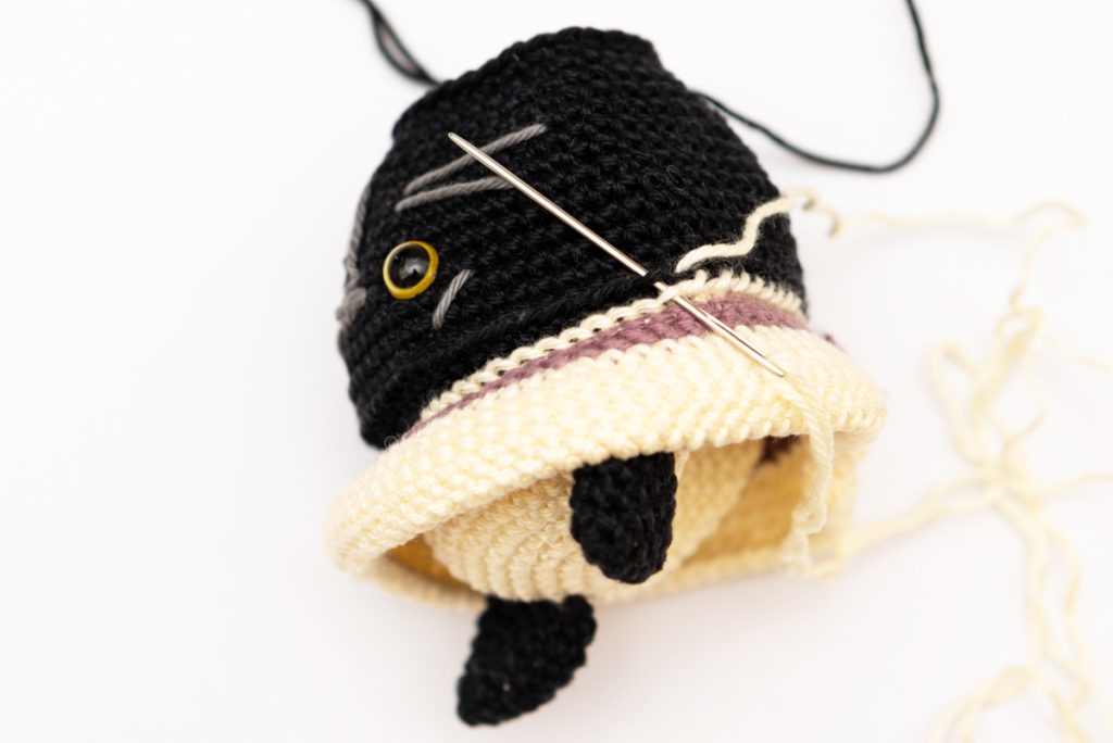 Fekete macsak amigurumi - ingyenes horgolásminta