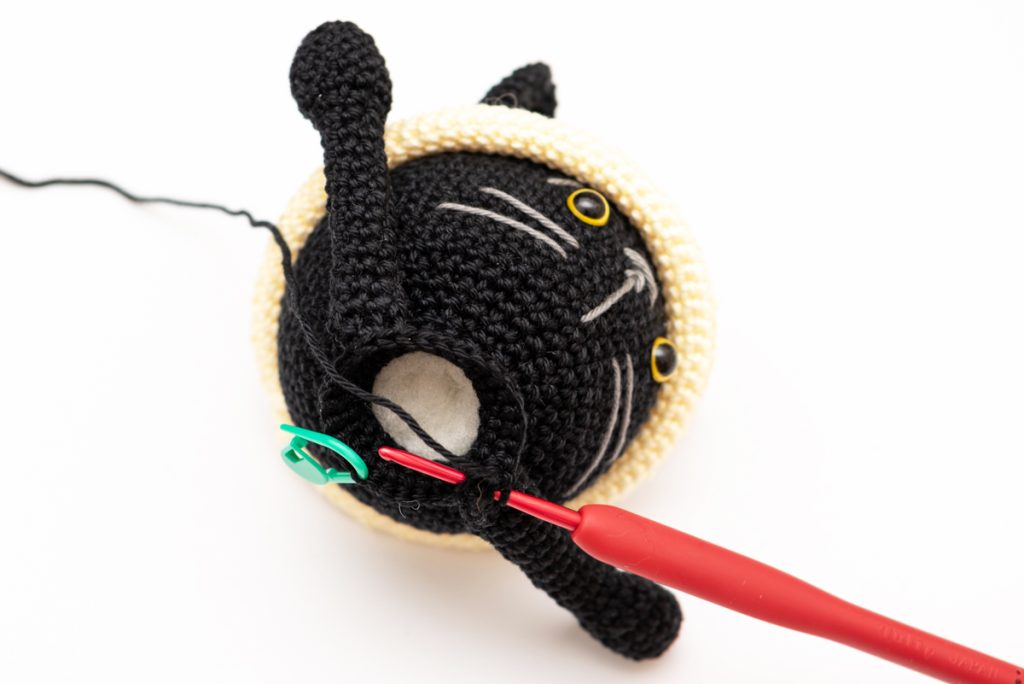 Fekete macsak amigurumi - ingyenes horgolásminta