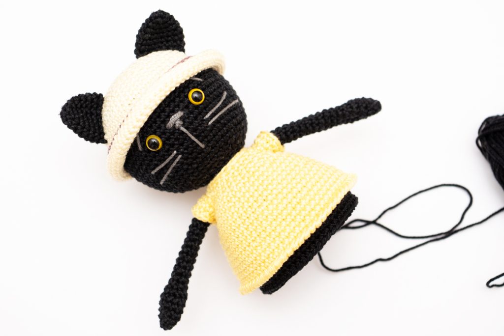Fekete macsak amigurumi - ingyenes horgolásminta