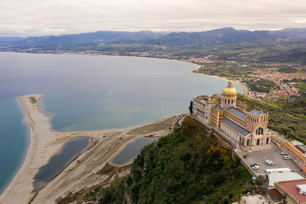 Basilica Santuario Maria SS. del Tindari (Tindari Szűz Mária Kegyhely és Bazilika), Laghetti di Marinello (Marinello-tavak)