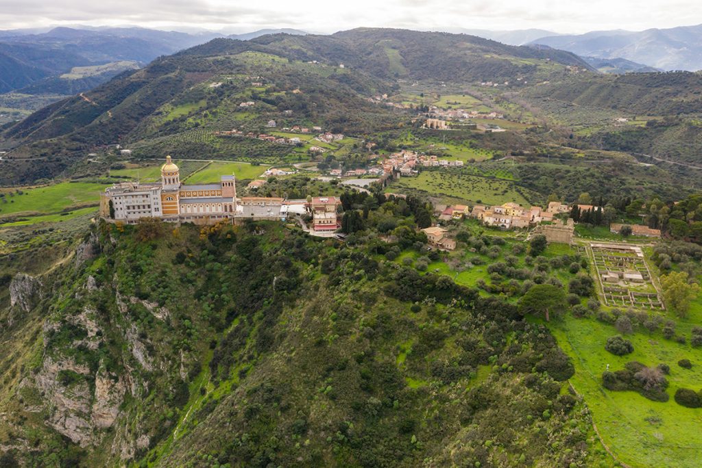 Basilica Santuario Maria SS. del Tindari (Tindari Szűz Mária Kegyhely és Bazilika), Teatro Greco di Tindari (Tindari Görög Színház)